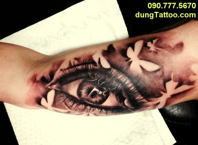 hình xăm 3d con mắt trong nách tay dũng thực hiện