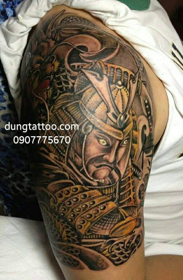 Hình xăm chiến binh samurai đang thực hiện từ tay qua kín ngực