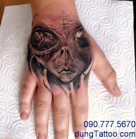 hình xăm người ngoài hành tinh do khách mang đến yêu cầu dũng