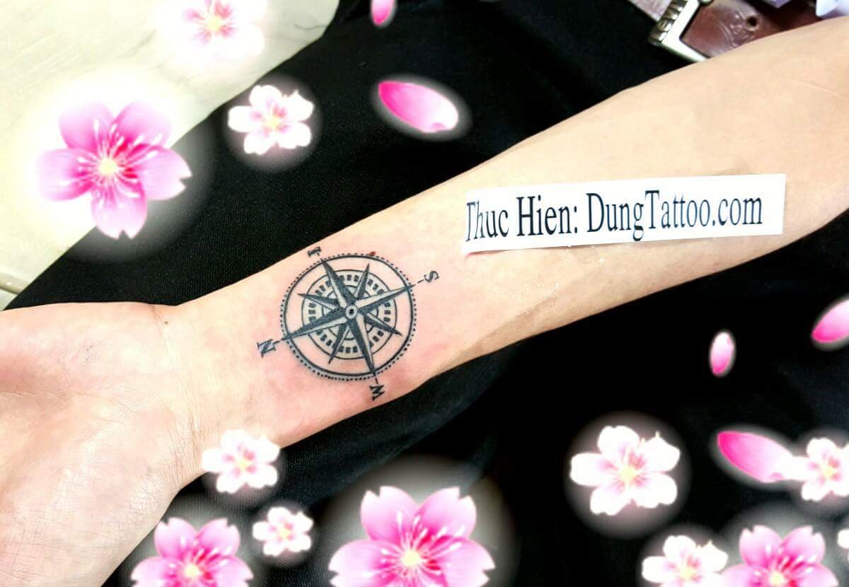 Hình xăm la bàn nhỏ cổ tay -thực hiện tại dũng 0907775670
