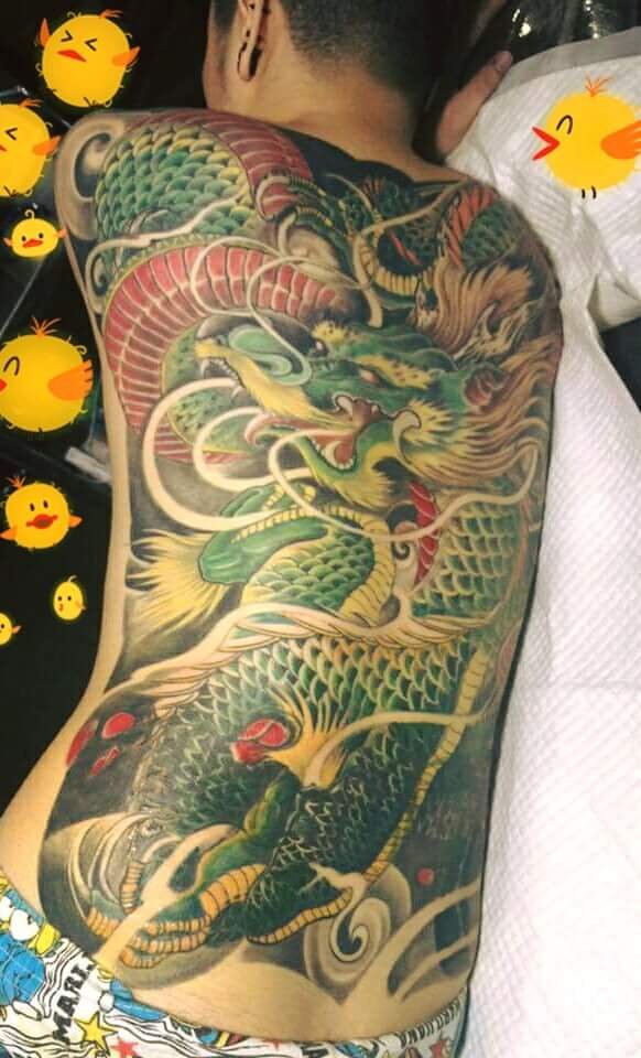 xam het lung full bit nguyen vai lung thuc hien dung tattoo
