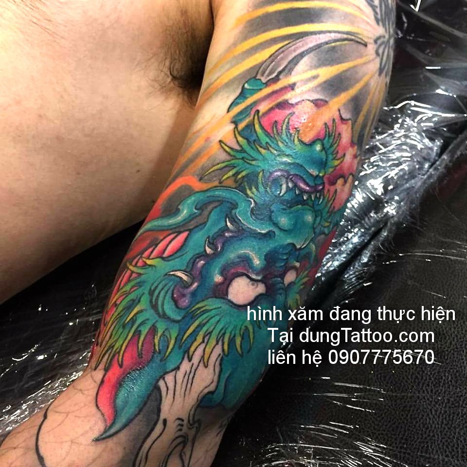 hình xăm rồng kín tay dũng đang thực hiện